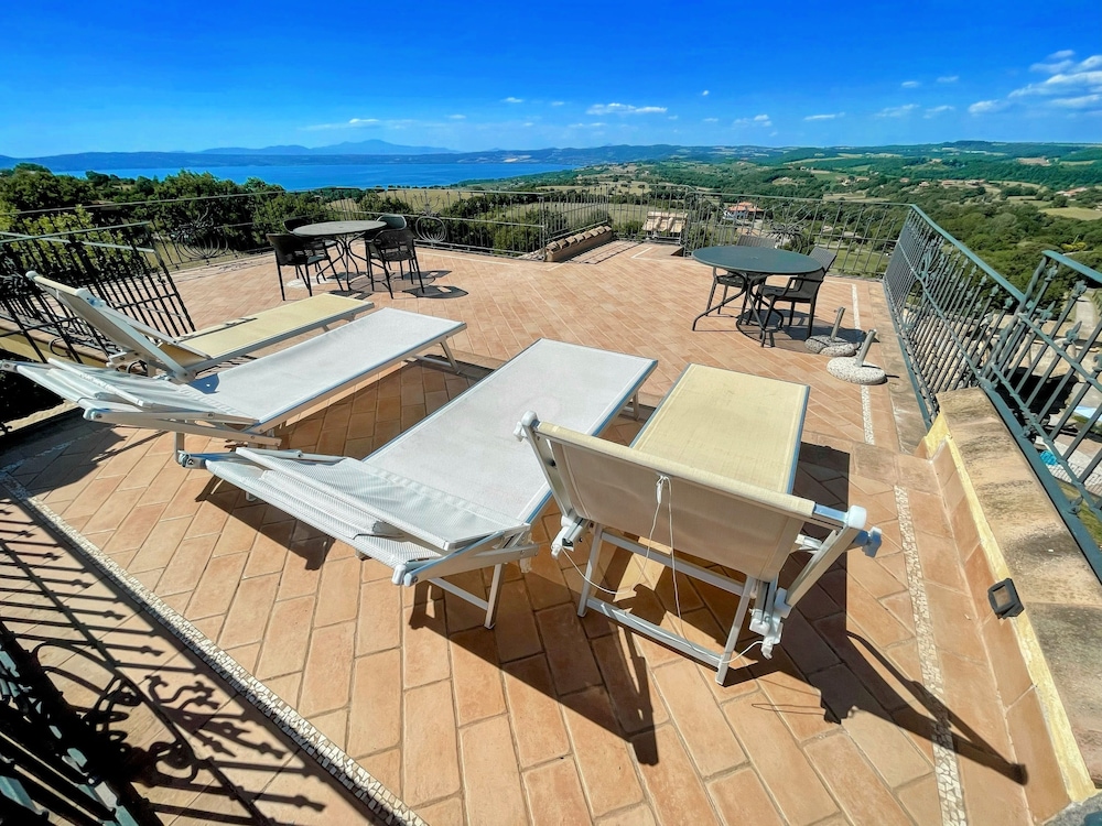 Charming Villa in Umbria - Sleeps 16 - Lake View - Pool, Jacuzzi and Events Room