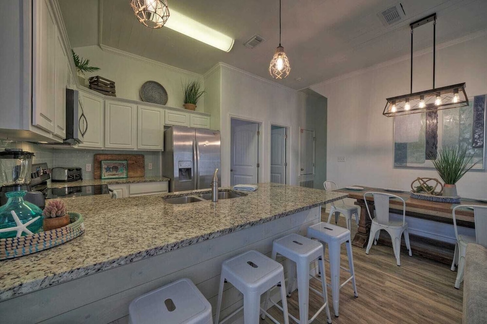 Sleeps 23, 2 Beachside Homes Resort Pool, Walk to the Beach, Balcony + Yard