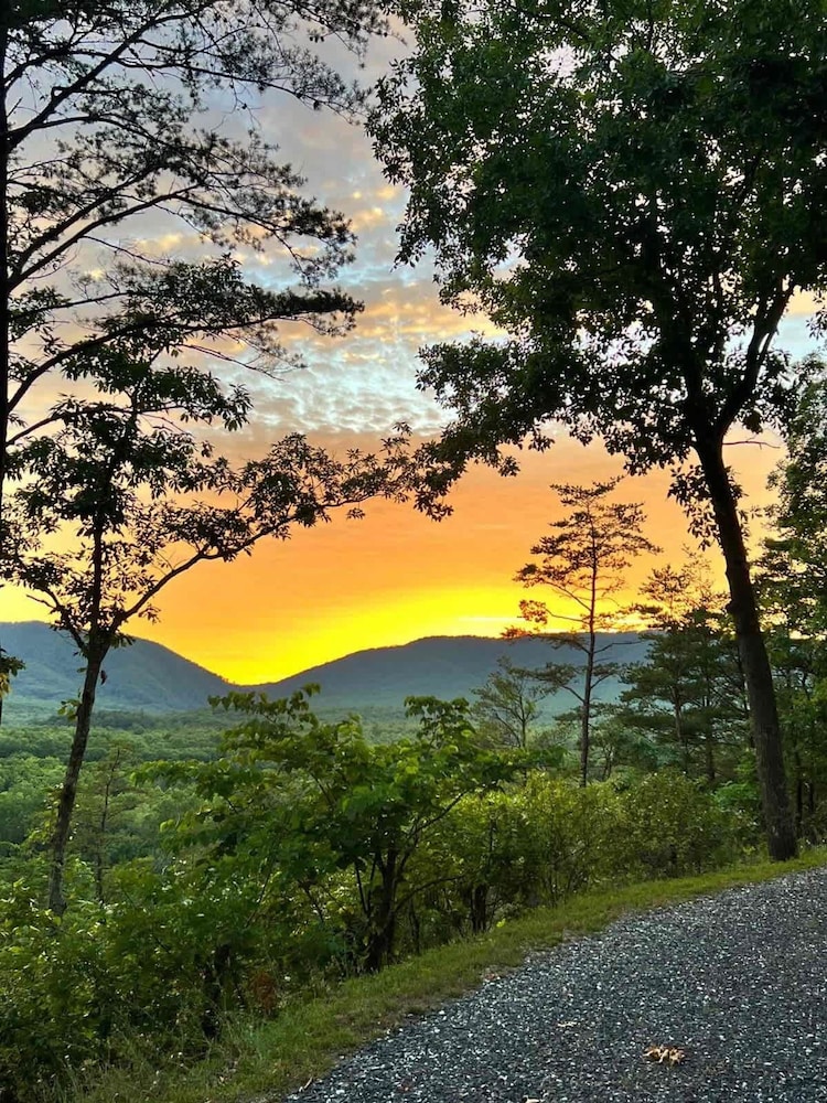 Shenandoah Retreat - Family Home