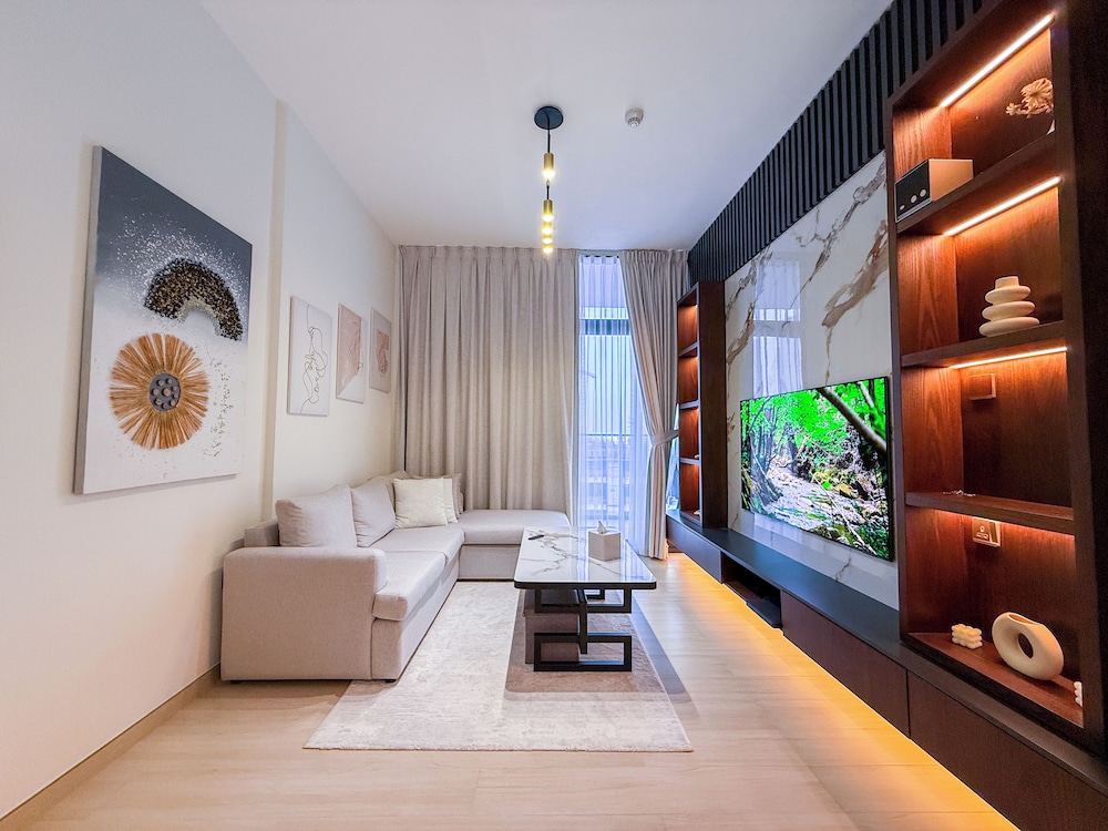 Luxury 1BR 2 Baths JVC