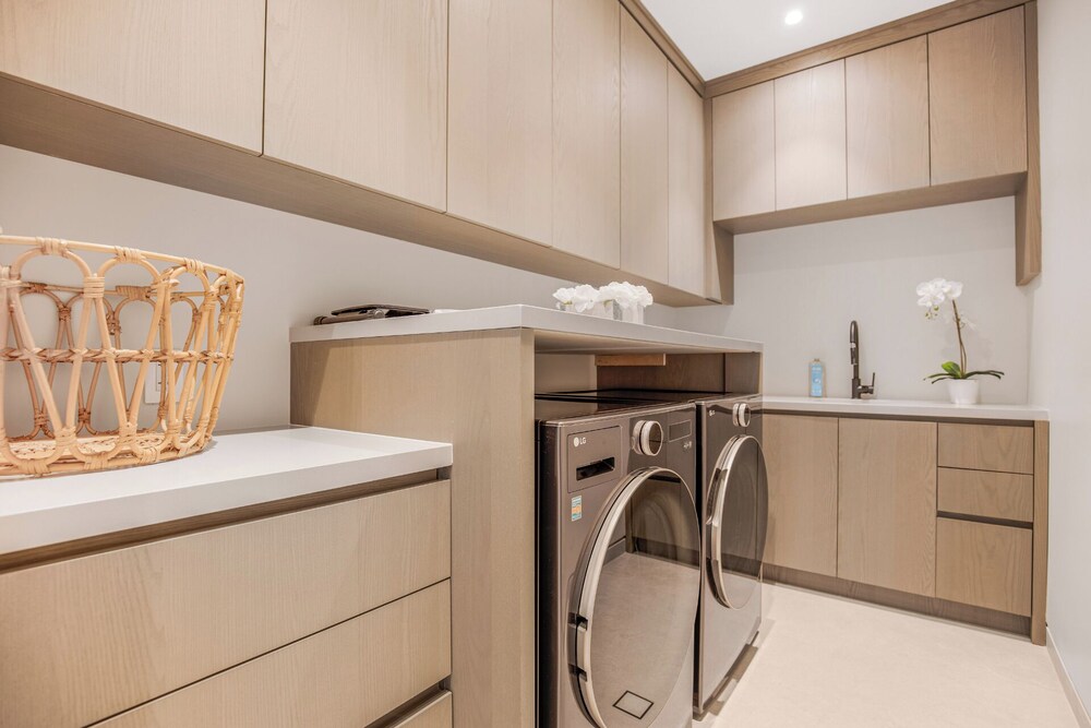 Hutton Villa - 5-bedroom Retreat in Iconic Beverly Hills Oasis