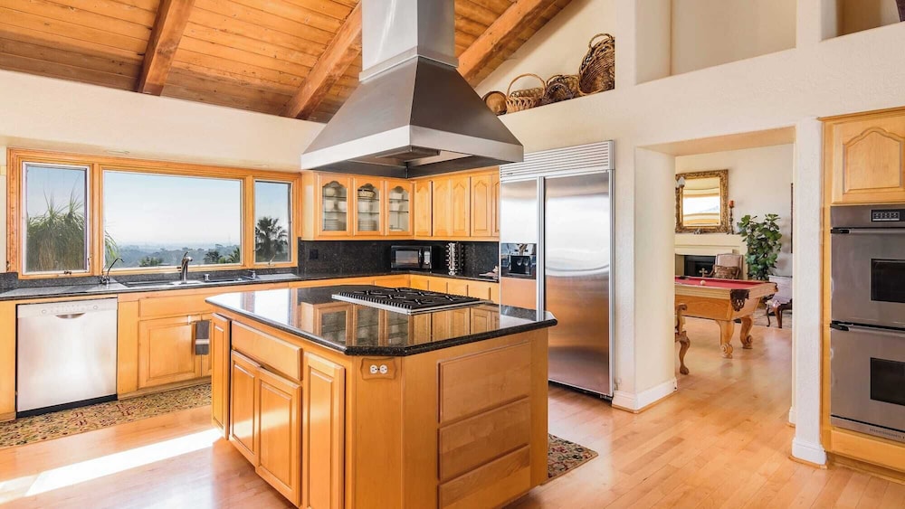 Two Estates w/ Pools, Hot Tubs, Game Rooms, Valley Views & Tennis Court Near Beaches & Wineries