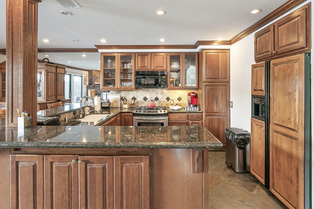 Lakeside Comfort 3 Bedroom Condo