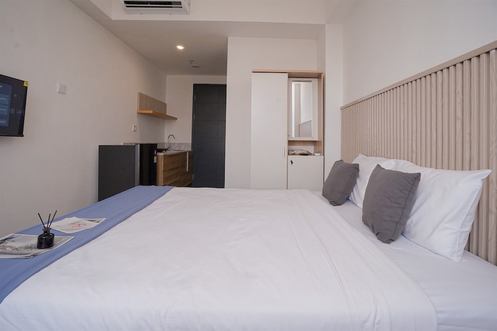 Fully Furnished and Homey Studio Collins Boulevard Apartment