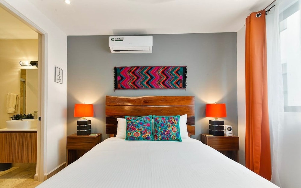 Colorful Perfect Located 2 Br w Great Amenities