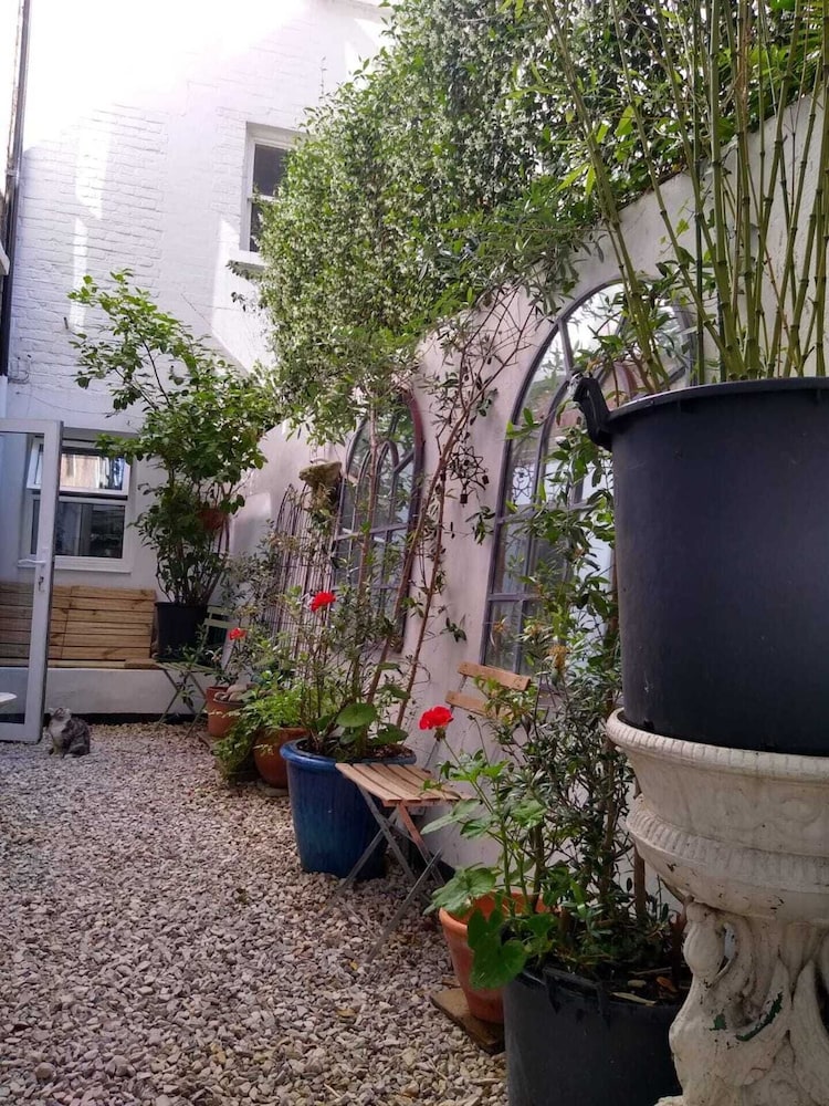 Richmond Hill Top Apartment