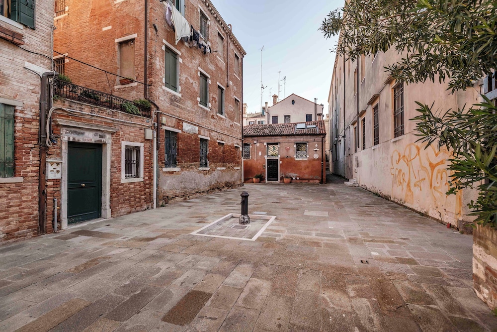 Venice Guggenheim Apt by Wonderful Italy
