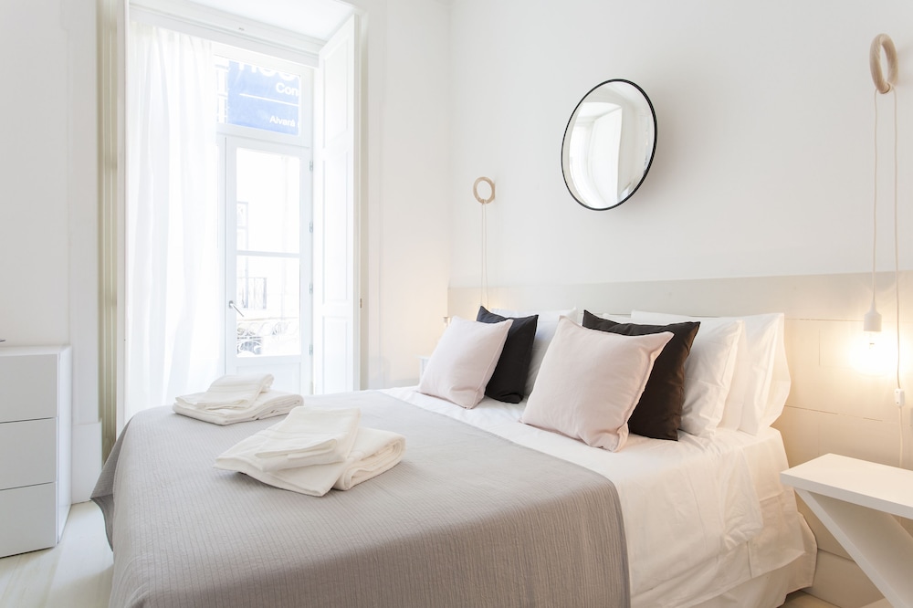 JOIVY Exclusive 4BR home w/3 workspaces&garden in Baixa view 5