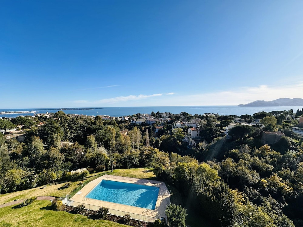 Large Light and Modern 2 Bedroomed Apartment in Cannes With Sea Views Pool and Lovely Terrace - 1503