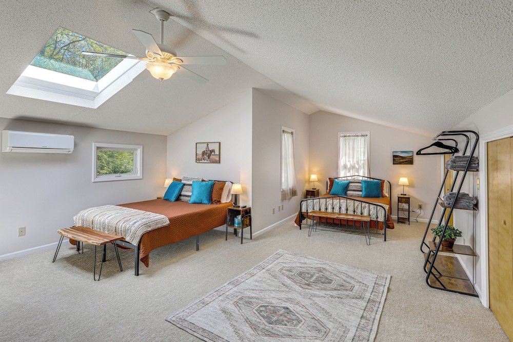 Lake & Pool Access: Spacious Home in Newland view 2