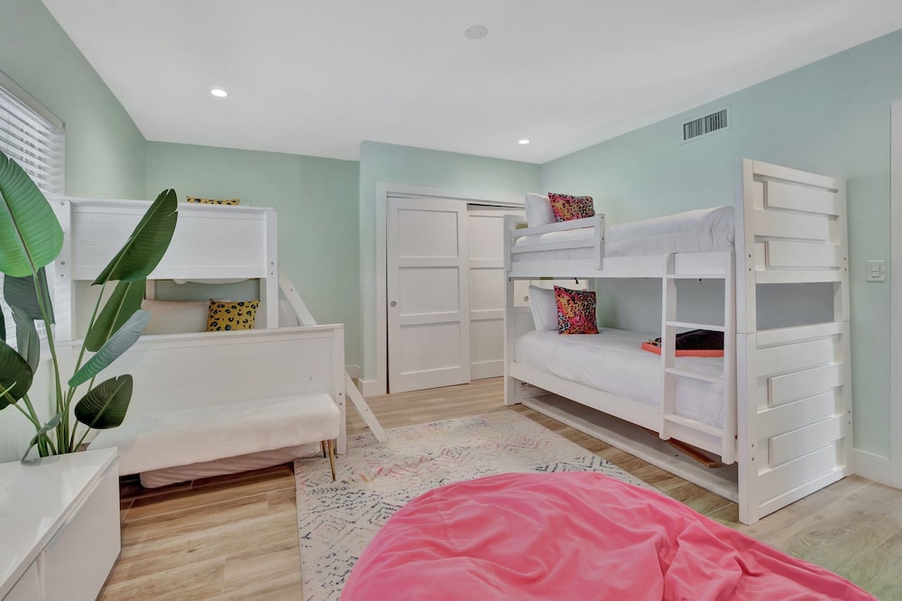 Seabreeze - 6BR Pool and Steps to Beach