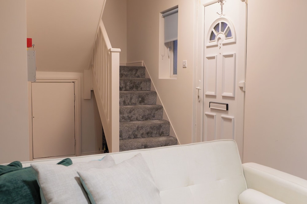 D'luxe 5-bed House - Sleeps 12 & Private Parking