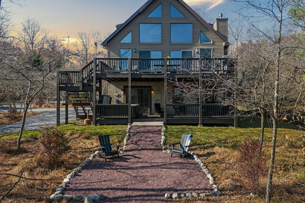 Lake View Chalet by Avantstay Lake Access Deck