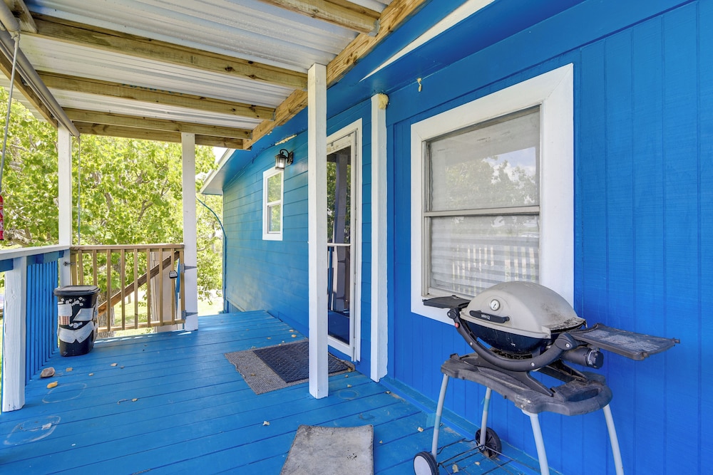 2 Mi to Public Beach: Pet-friendly Freeport Home!