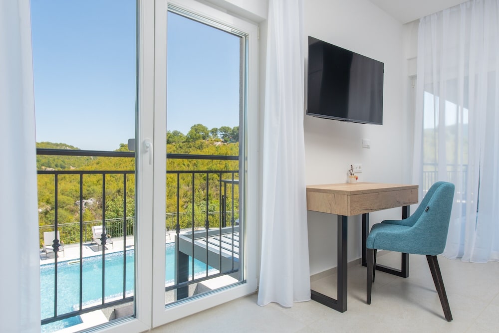 Villa River Rose with pool and jacuzzi, near the river beach