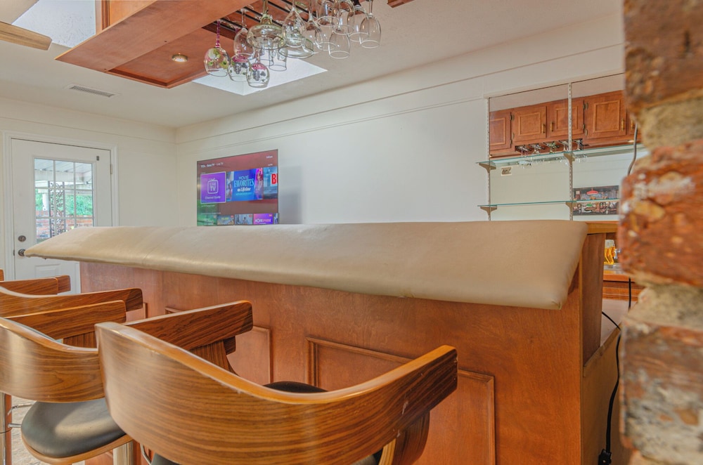 Relaxing 3BR Getaway with Pool and games