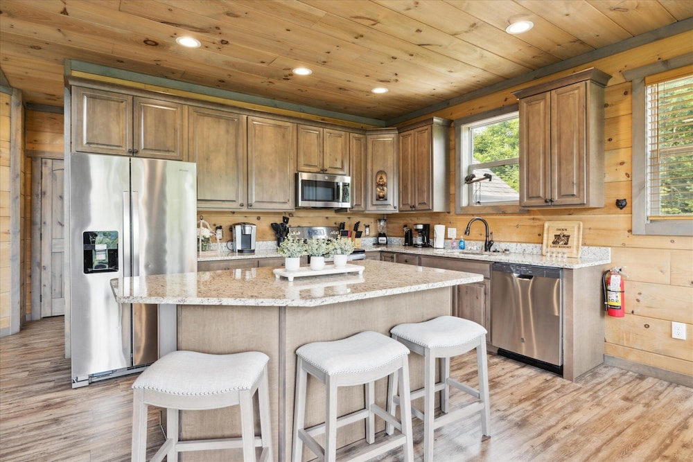 Gorgeous Cabin w Hot Tub Firepit Gameroom