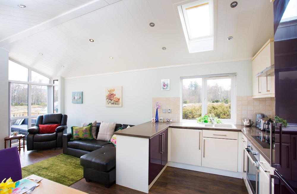 2-bed Cottage With Hot Tub at Loch Achilty, Nc500 view 4