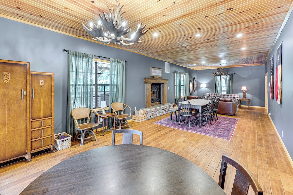 Creek Access, Games: Family-friendly Royal Retreat