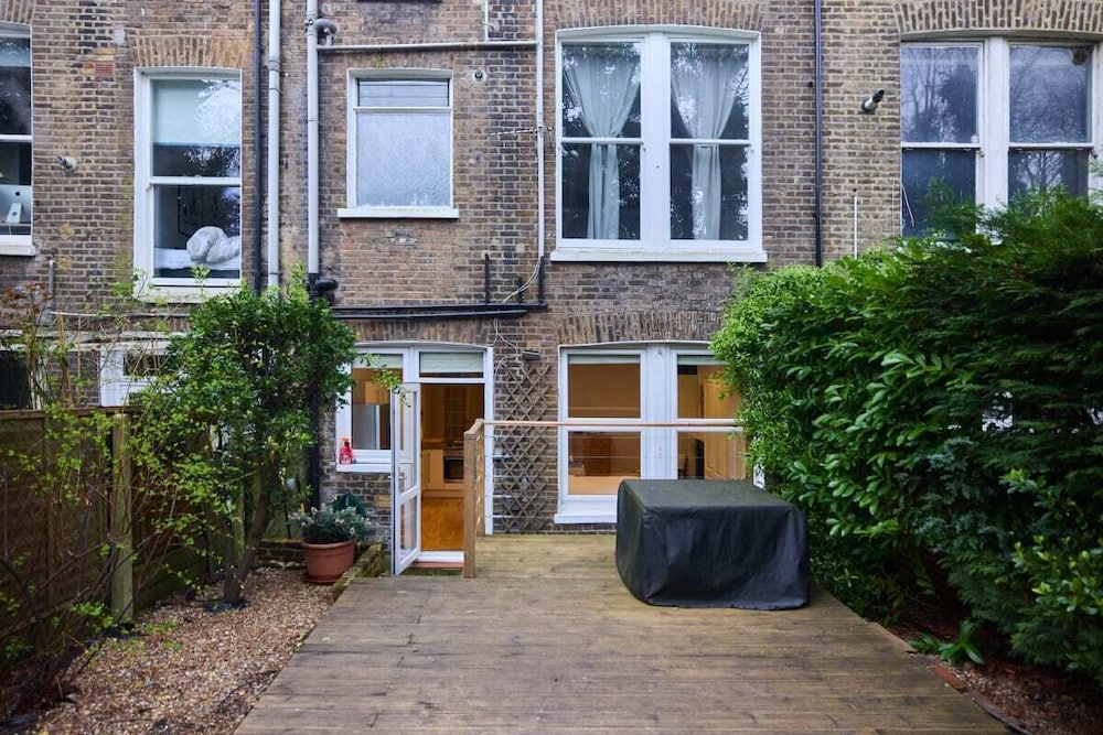 The West Kensington Hideout - Cozy 2bdr Flat With Garden