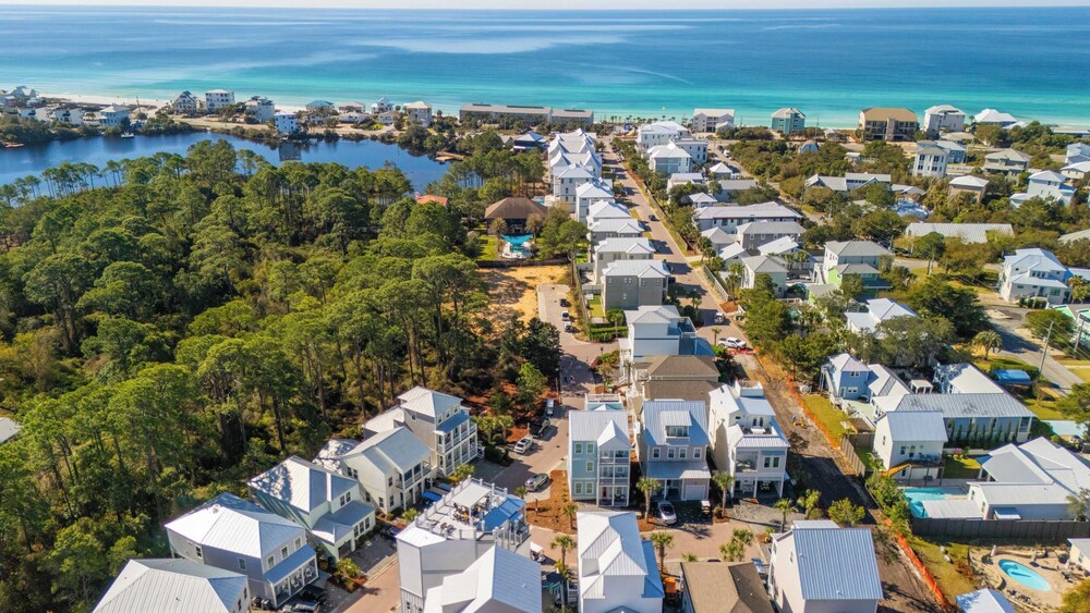 Gulf-view Retreat w/ Rooftop Deck + Private Pool Villa Anesi by Avantstay