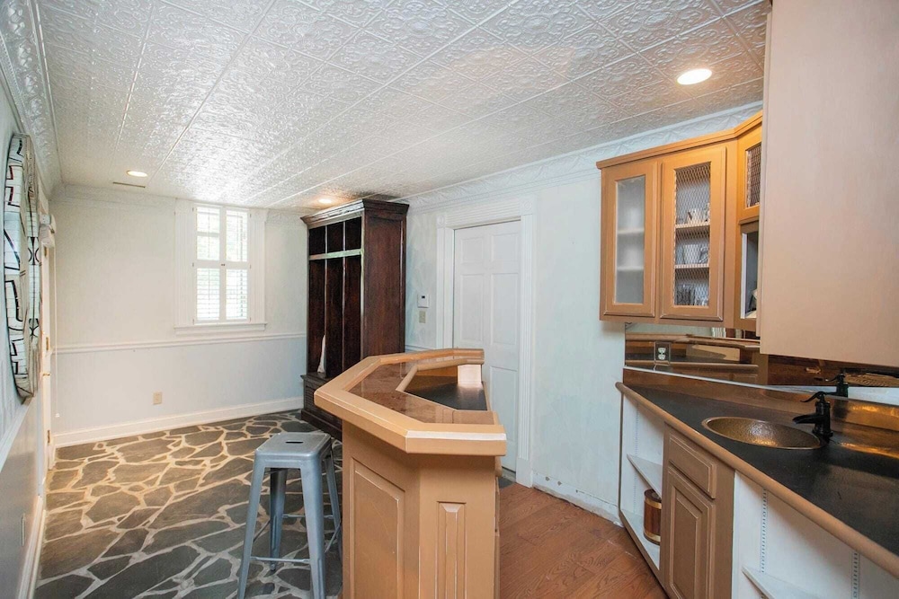 35 Acre Villa w/ Pool, Spa, Wine Cellar & Gym + Near Golf Club La Pearla Ranch by Avantstay