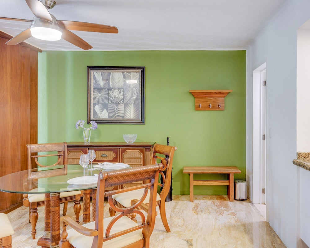 Deluxe Suites at Villas Tropical