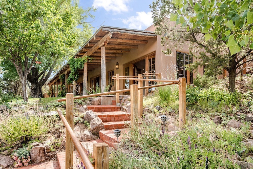 Canyon View Retreat - All Adobe Home, Tranquil Setting, Spectacular Views, Hot Tub Under the Stars