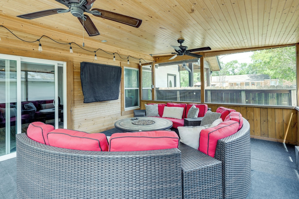 Hot Tub + Outdoor Kitchen: Stylish Home in Bryan