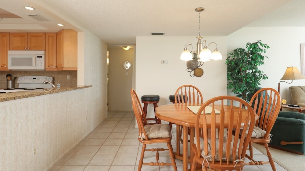 Anchorage Resort 9th Floor 2-Bedroom Condo with Balcony- Gulf Views! Pool, Beach 2 Condo