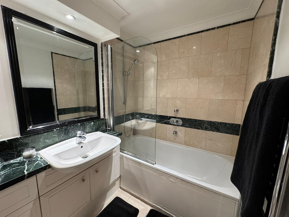 Luxury Apartment In London - Pool Spa & Gym
