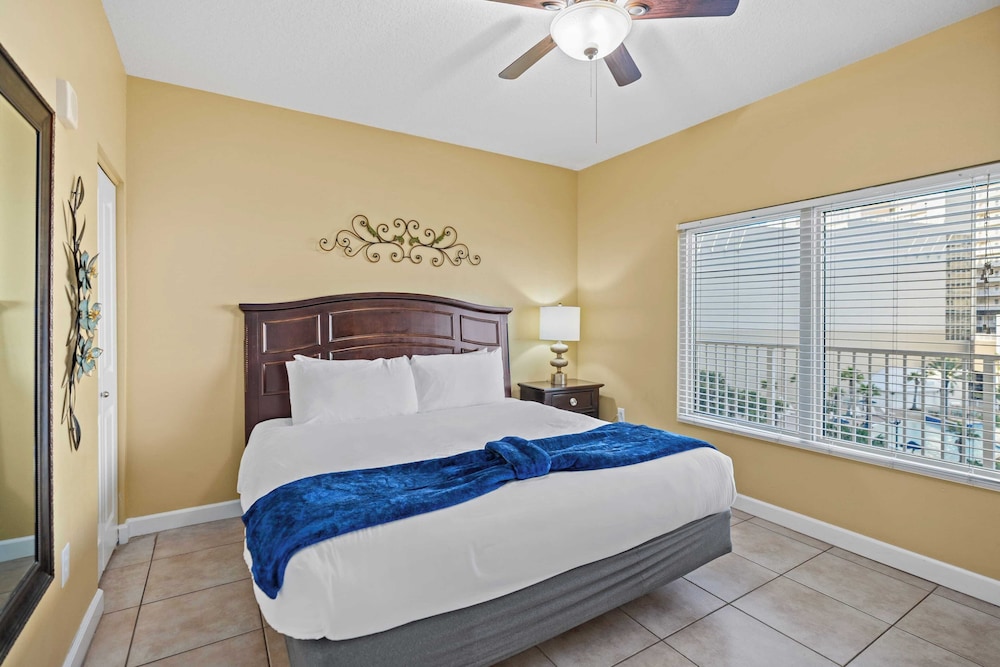 Relax at Panama City Beach Balcony, Parking, Walk to Dining