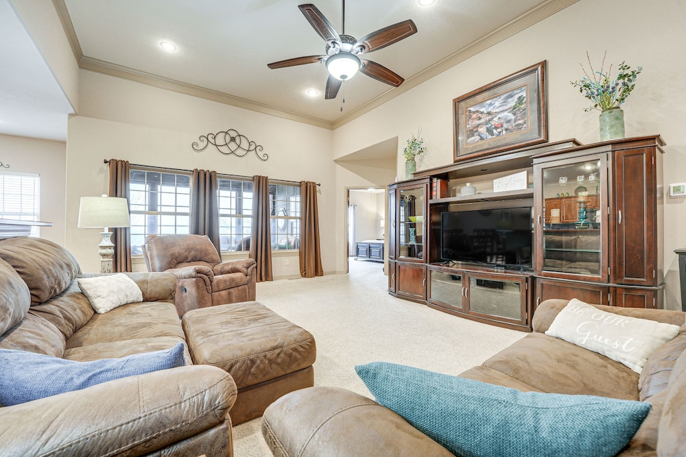 Relax Fireside: Branson West Gem w/ Hot Tub Access