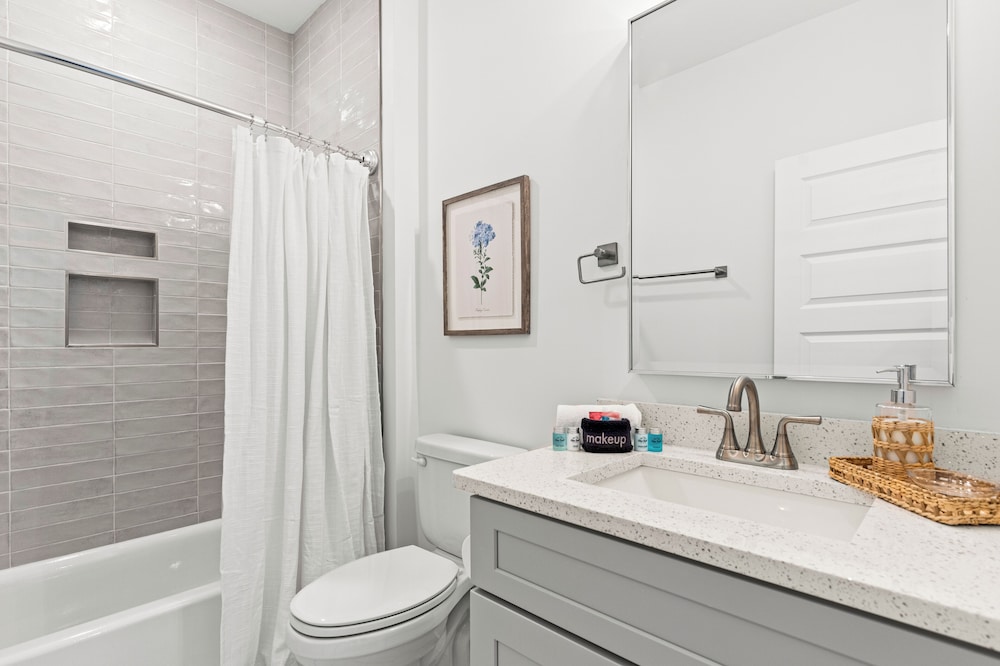 Spacious 6BR Beach Home Sleeps 15 Relax & Reconnect at Coastal Breeze