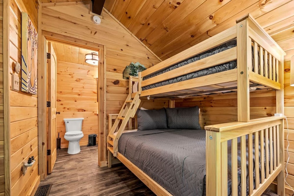 180 Views Sleeps 7 Private Hot Tub Full Kitchen