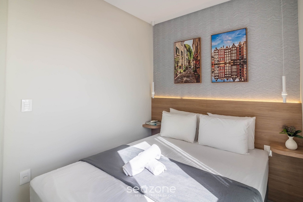 Your Exclusive Stay Just Steps From the sea in Meia Praia - FFS II