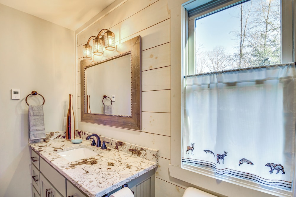 Hot Tub & Movie Room: Updated Cabin in Ellijay!