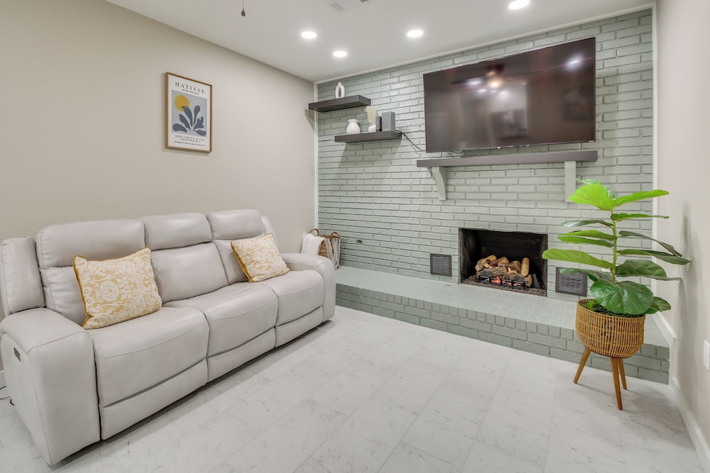 6 Mi to Dtwn: Hot Springs Abode w/ Yard!