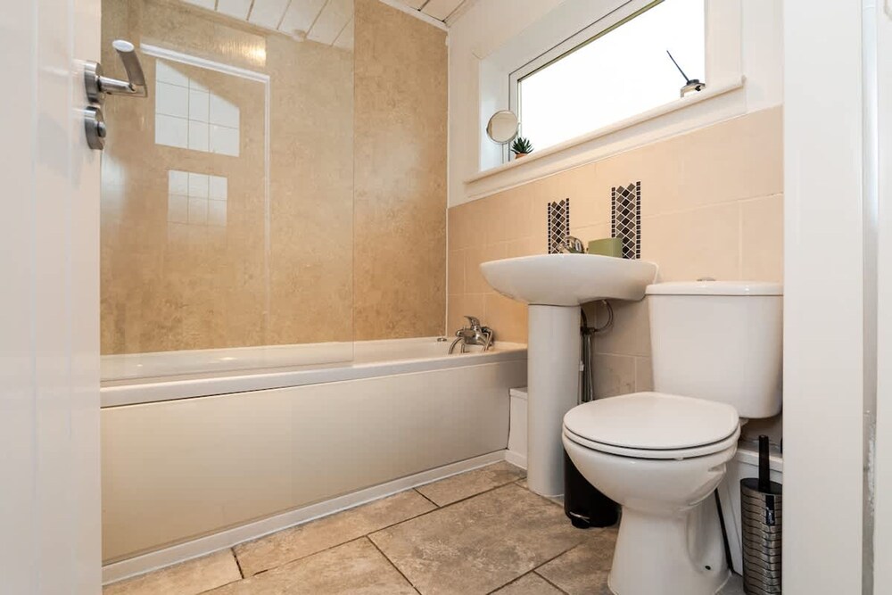3 Bed House-free Parking-6beds