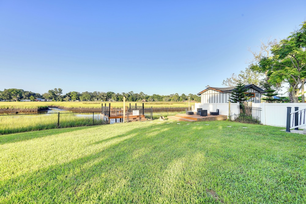 7 Mi to Dtwn Jacksonville: Riverfront Home w/ Deck