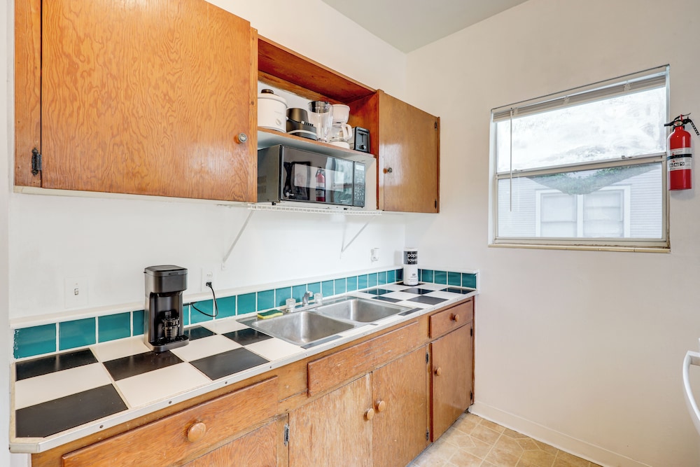 Steps to Food & Shops: Cozy Condo in Jacksonville!