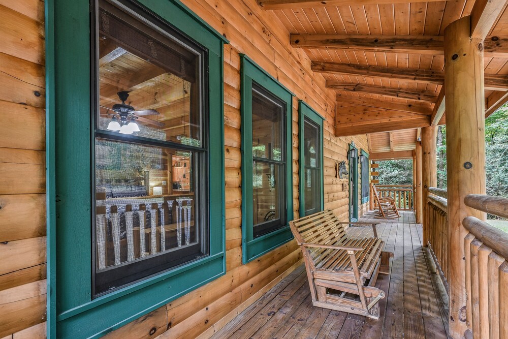 A Mountain Spirit 3 Bedroom Cabin by RedAwning