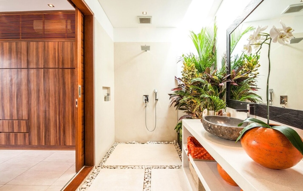 Splendid 6BR Villa, Just 400m to the Shoreline