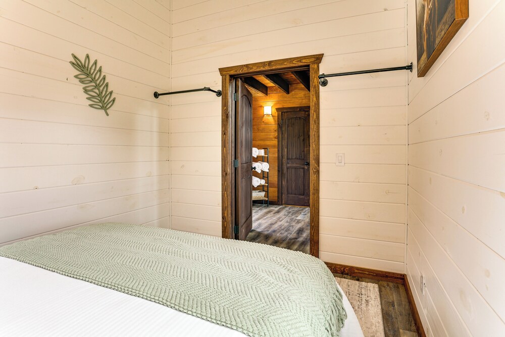 Hot Tub, Fire Pit, Bbq, On-site Pond: Kenton Cabin