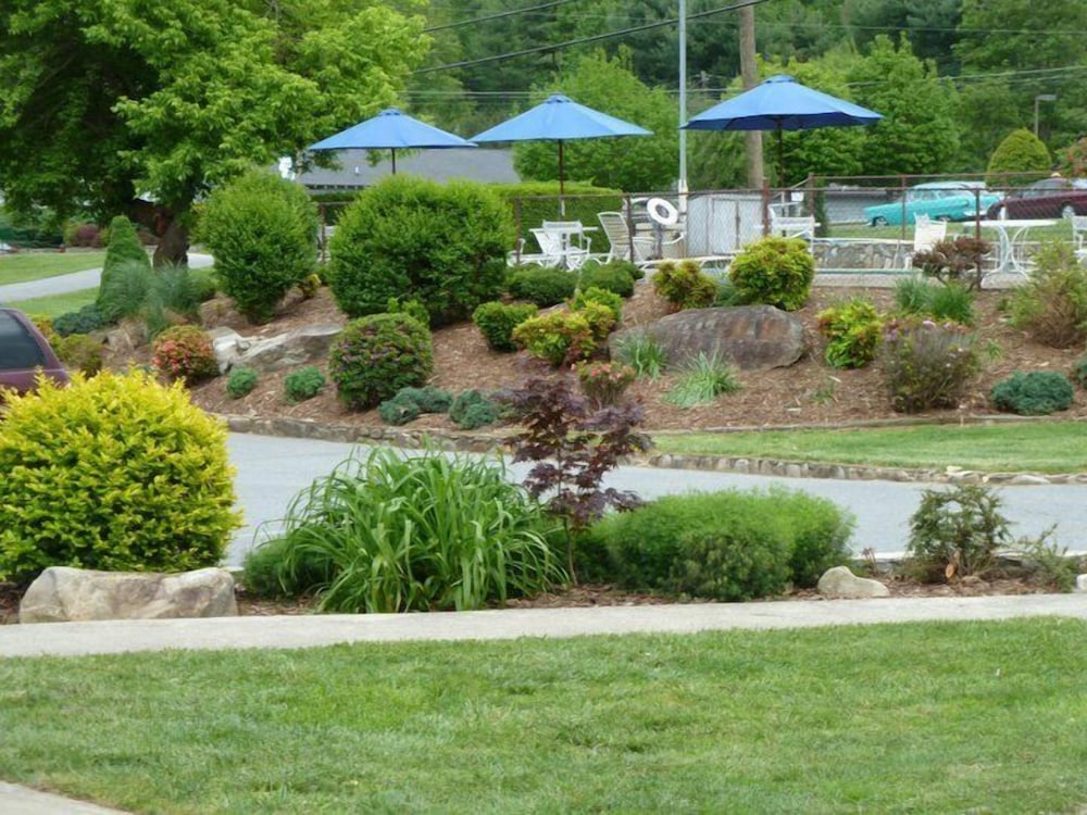 Meadowlark Motel with Restaurant & Bar