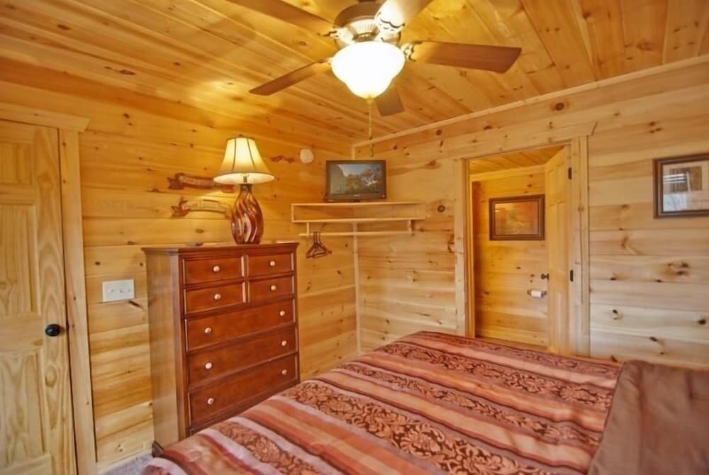 Sleepy Shamrock - 2 Bedrooms, 2 Baths, Sleeps 6 Home by RedAwning