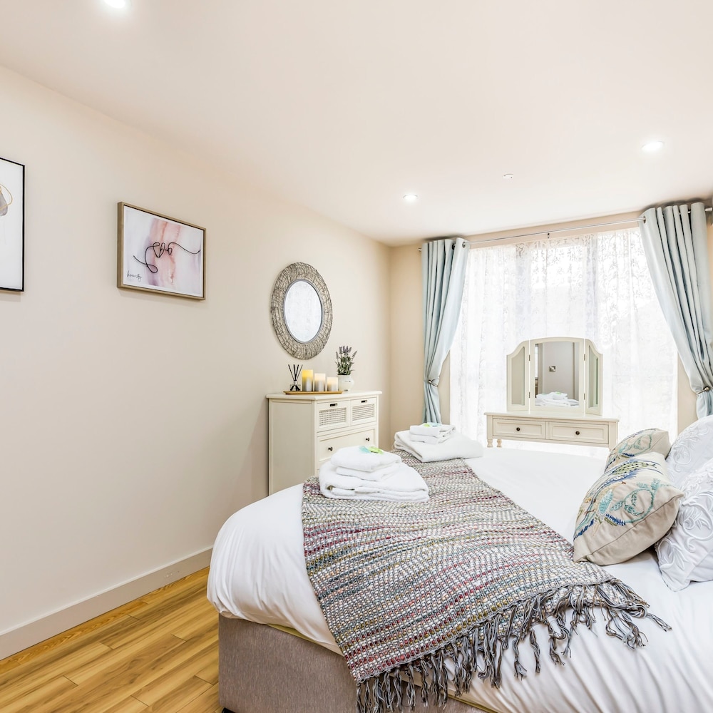 Stylish Ground Floor Apartment With Parking
