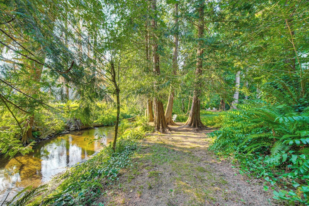 Wfh-friendly Gem w/ Creek: 4 Mi to Sammamish Trail