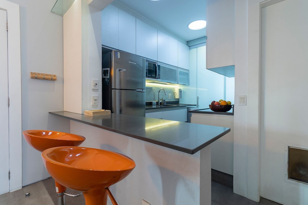 Leblon | 5 min da Praia, com workspace e perto do comércio do bairro - por Casapē Rio