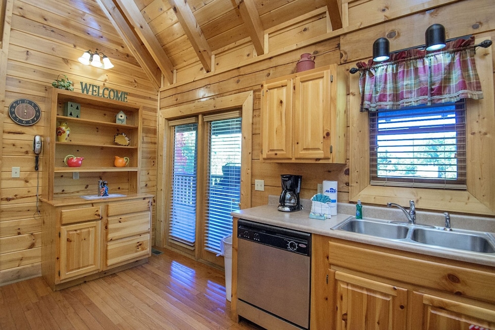 Er 244 â Black Hawk Hideaway Great Location â Close To Town! 2 Bedroom Cabin by RedAwning view 3